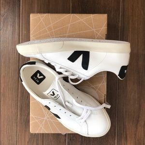 BRAND NEW// never worn White Veja sneakers